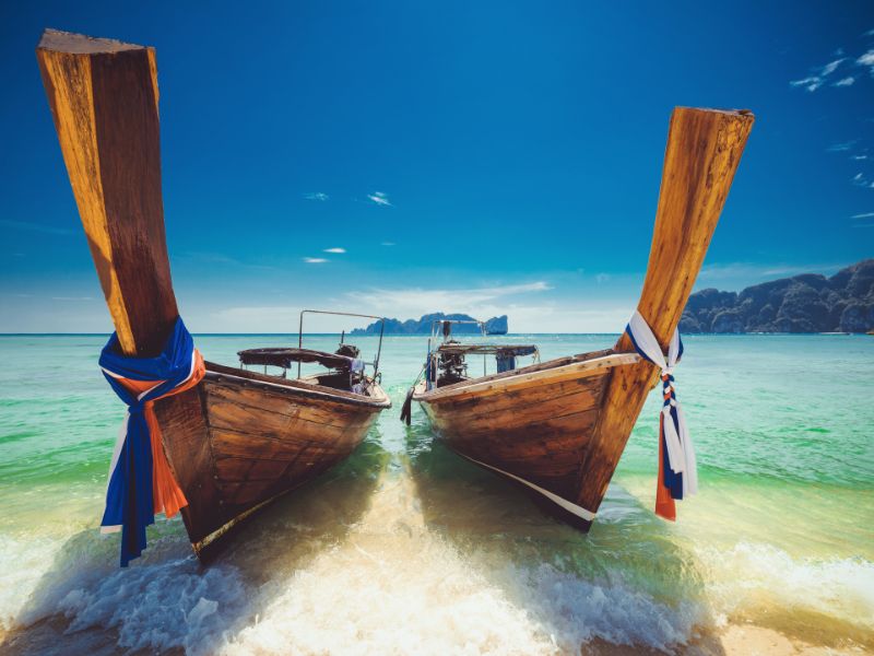 <p>Barche in legno, spiaggia, Thailandia</p>